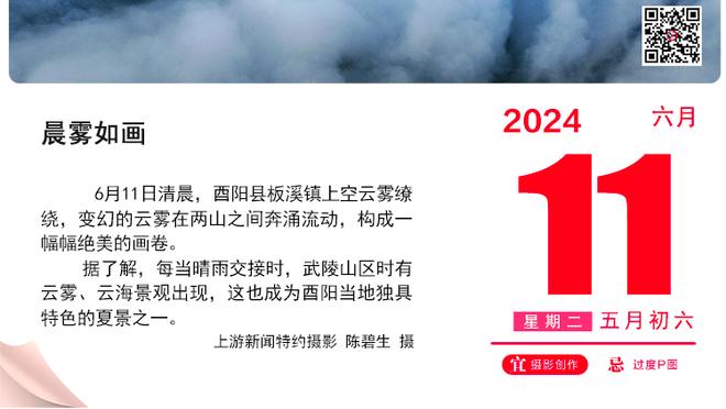 ?一位穿皇马球衣的小球迷和梅西开心合影~